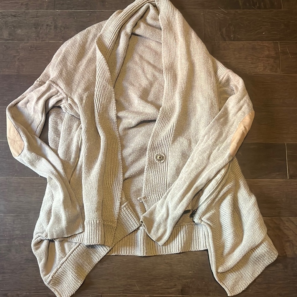 Lululemon Wrap it Up sweater- 100% merino wool Size 4-6 - Picture 3 of 7